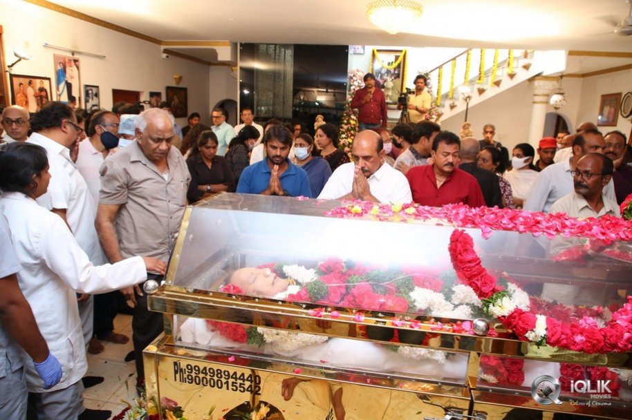 Celebrities-pay-homage-to-superstar-Krishna